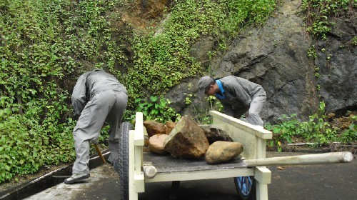 永安分公司盧衍傳+車(chē)間職工在清理排水溝1~1.jpg