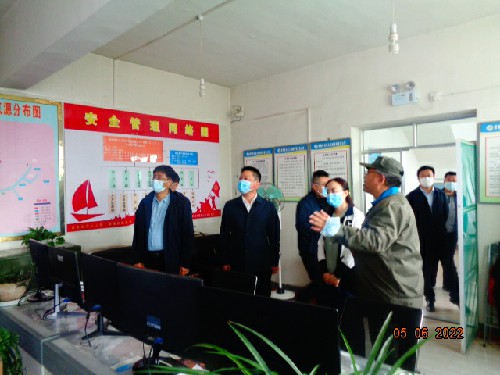 青海青樂(lè)公司楊玉偉檢查現(xiàn)場(chǎng)~1.jpg