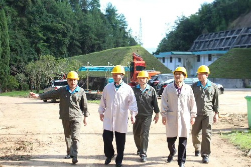 海峽科化永安分公司荊東杰：省機(jī)電控股公司黨委委員、副總經(jīng)理吳大文到海峽科化永安分公司調(diào)研指導(dǎo)汛期災(zāi)后自救及復(fù)工復(fù)產(chǎn)工作照�?~1.jpg