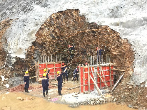 （建議采用）富興建設+劉睿+紫金山金銅礦低品位銅礦石運輸巷道爆破現(xiàn)場~1.jpg