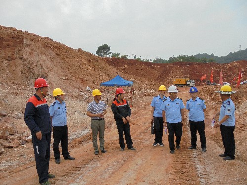富興建設(shè)公司+盧玉�?三明市公安局、應(yīng)急局聯(lián)合檢查組在富興建設(shè)公司項(xiàng)目施工現(xiàn)場(chǎng)檢查~1.jpg