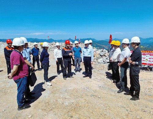 富興建設公司+彭錦�?省應急管理廳領導到海峽科化富興建設公司槐南孟家山礦區(qū)開展安全生產督查工作~1.jpg