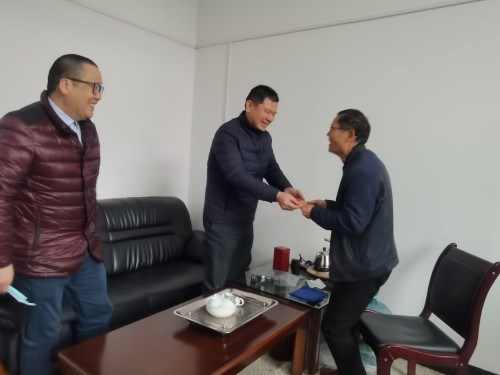 格式工廠民化建設(shè) 徐澍�?海峽科化公司黨委委員、董事、副總經(jīng)理祁忠清到民化建設(shè)公司春節(jié)送溫�?.jpg