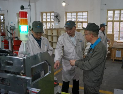 格式工廠烽林林美玲：省機(jī)電控股公司黨委委員、副總經(jīng)理陳伯煒一行到海峽科化烽林分公司開(kāi)展“科技創(chuàng)新及科技人才”課題調(diào)�?.jpg