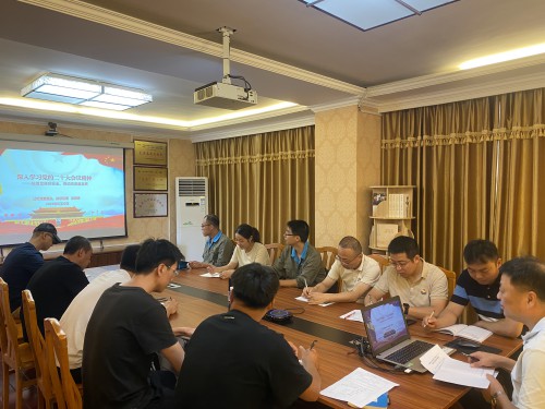 格式工廠烽林陳濤：海峽科化公司黨委委員、副總經(jīng)理張賢鋒到烽林分公司科二黨支部上專題黨課1.jpg