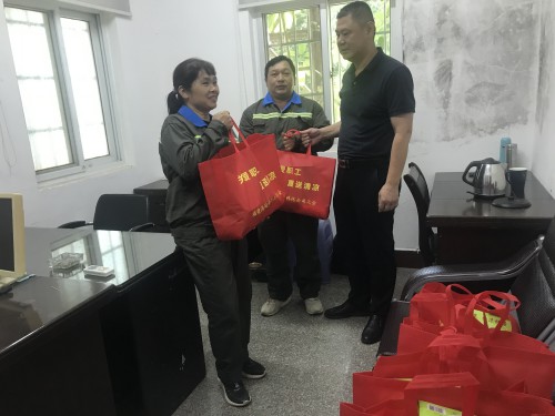 格式工廠民化建設(shè) 林江�?海峽科化公司黨委委員、副總經(jīng)理祁忠清到民化建設(shè)公司開(kāi)展夏送清涼活�?.jpg